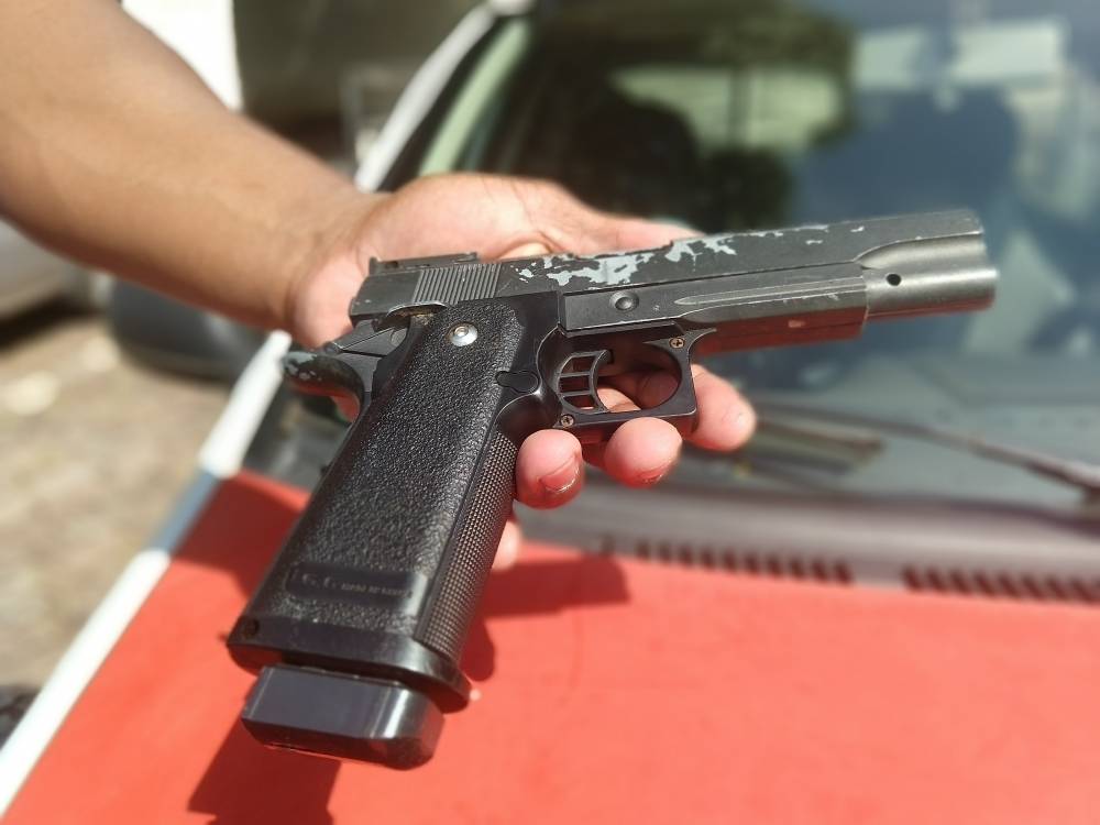 Durante assalto a mercadinho, um dos ladrões, aparentando ser menor de idade, deixa cair arma de brinquedo usada no crime
