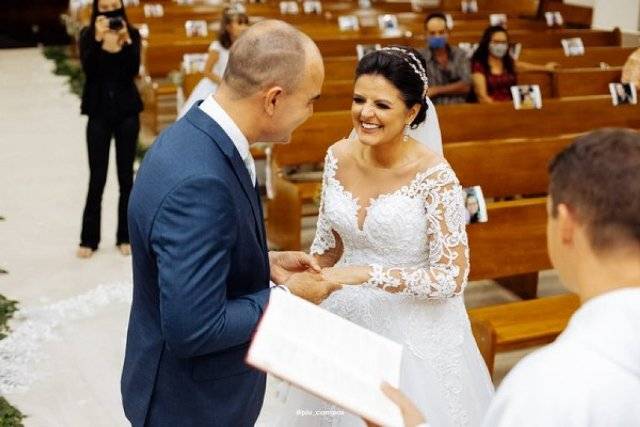 Casal que se conheceu em Rondônia e começou a namorar por aplicativo sobe ao altar em cerimônia “diferente” em MT