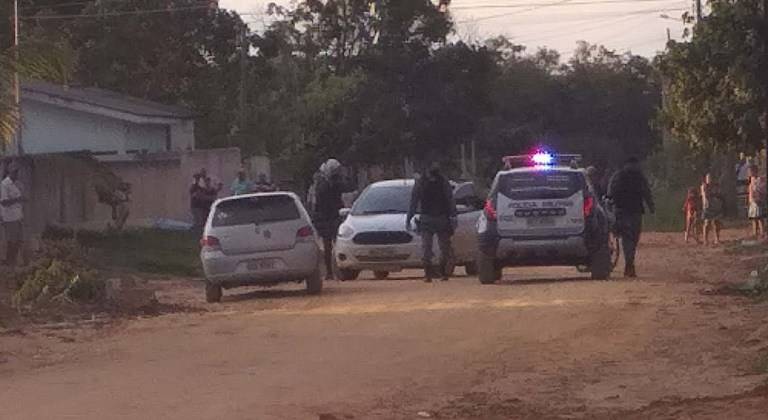Após traficante morrer trocando tiros em cidade vizinha, comparsa grava áudios no WhatsApp ofendendo policiais