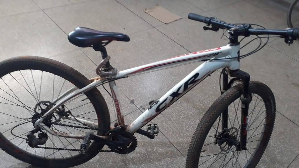 Rapaz de 21 anos é preso em flagrante minutos após furtar bicicleta; polícia encontrou pedra de crack com ele