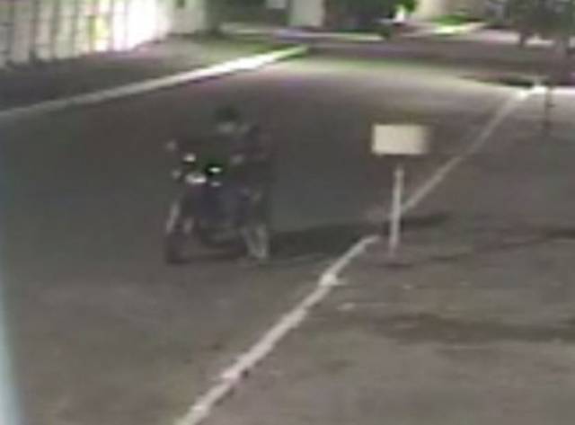 Cliente de bordel bebe muito, deixa motocicleta estacionada e ladrão é preso empurrando veículo em avenida