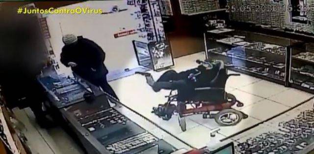 ASSISTA: viraliza em Rondônia vídeo de cadeirante mudo tentando assaltar relojoaria segurando arma de brinquedo com o pé