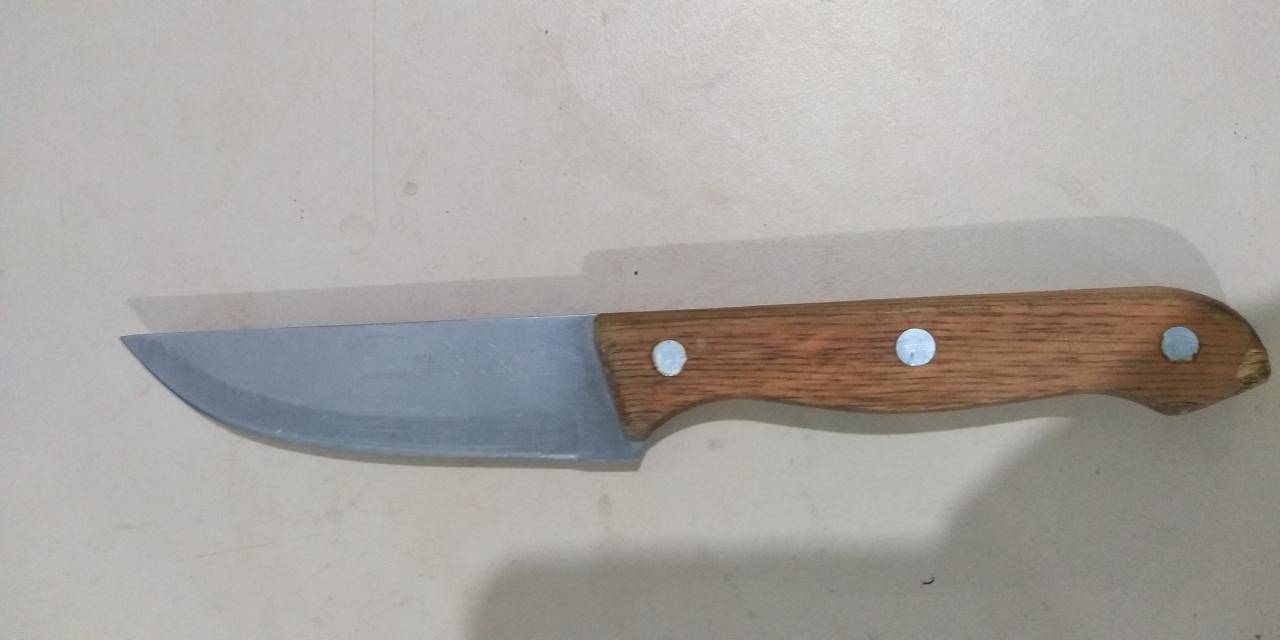 Homem com faca é preso, acusado de ameaçar clientes de supermercado, e diz que arma branca era para “defesa”