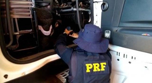 PRF apreende, em rodovia que liga Rondônia ao restante do país, 5 caminhões por suspeitas de fraude e crime ambiental