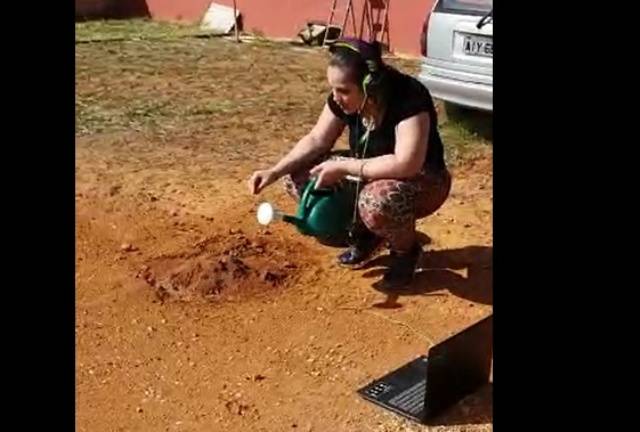 ASSISTA VÍDEO: professora usa “live” em tele-aula durante pandemia e recria fenômeno que causa erosão