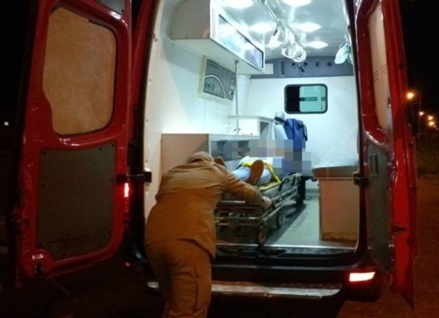 Polícia tenta encontrar homem que, após atropelar e arrastar ex-mulher pela rua, fugiu deixando a vítima em estado grave