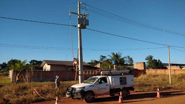 Em bairro que já foi marcado por “gatos” e “rabichos”, Energisa instala nova rede de transmissão e regulariza ligações