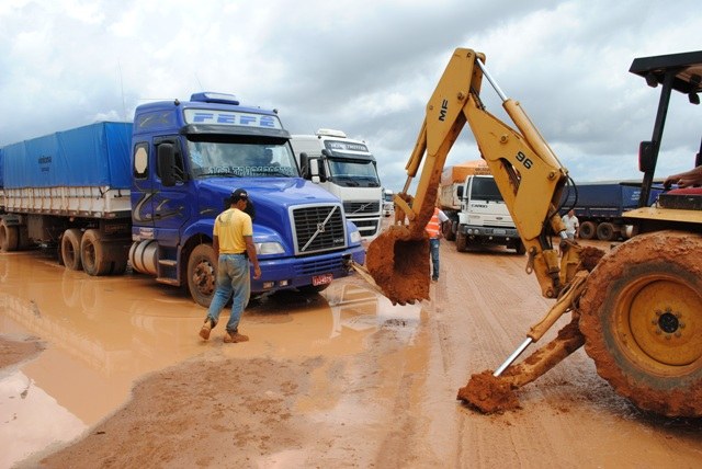 Caminhões atolam em posto fiscal e retroescavadeira entra em ação