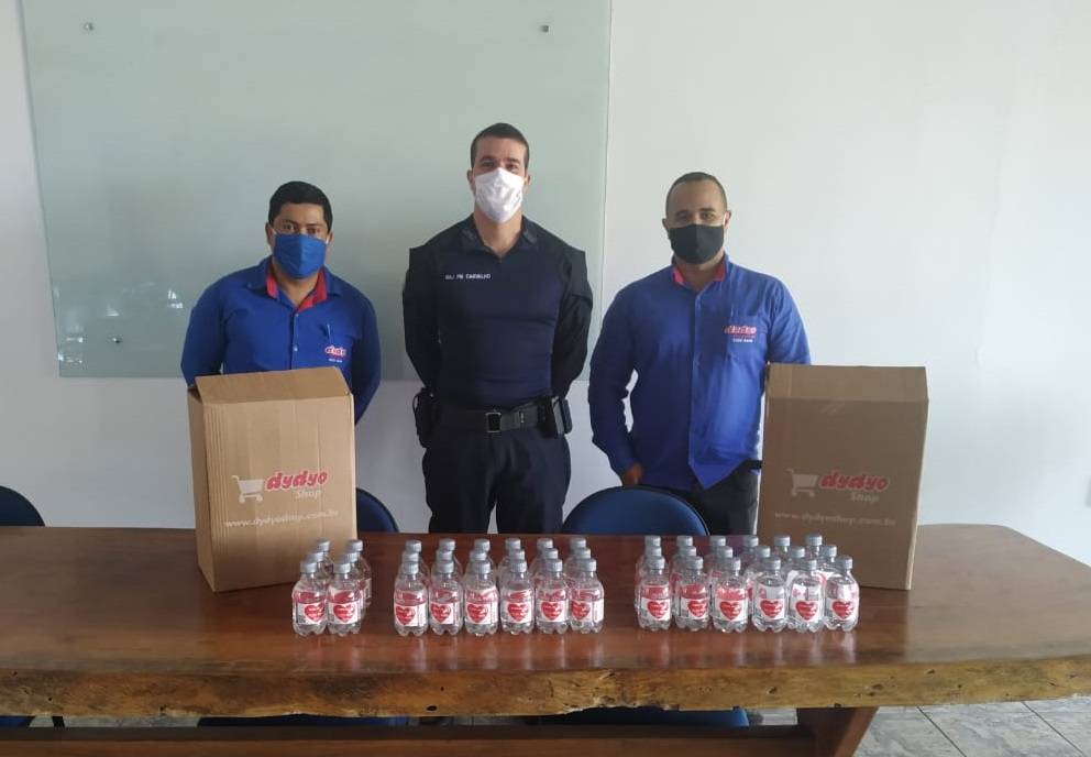 Indústria de refrigerantes doa álcool em gel para policiais militares que estão na linha de frente durante pandemia, em Vilhena