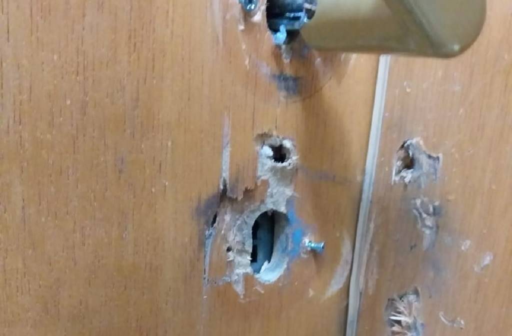 Em Vilhena, homens atiram contra porta em tentativa de invadir residência e polícia é acionada