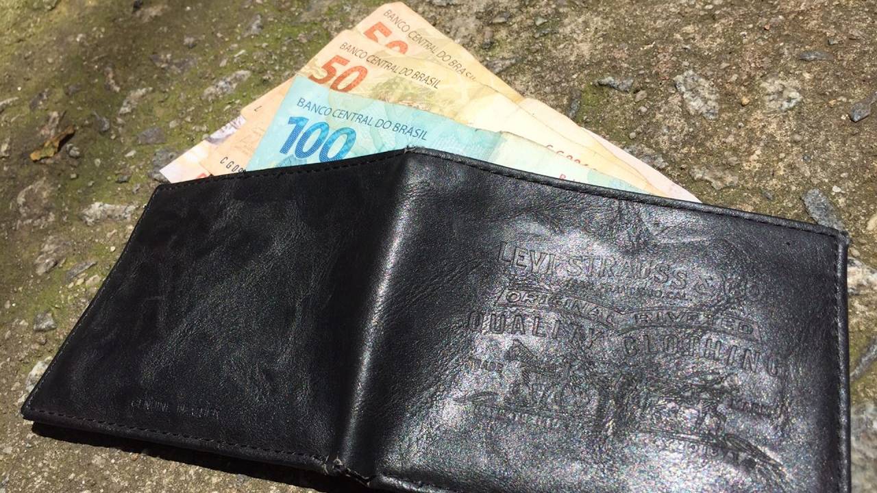 Flagrados sem máscaras durante a madrugada, rapazes são abordados pela PM, que encontra notas falsas em poder deles