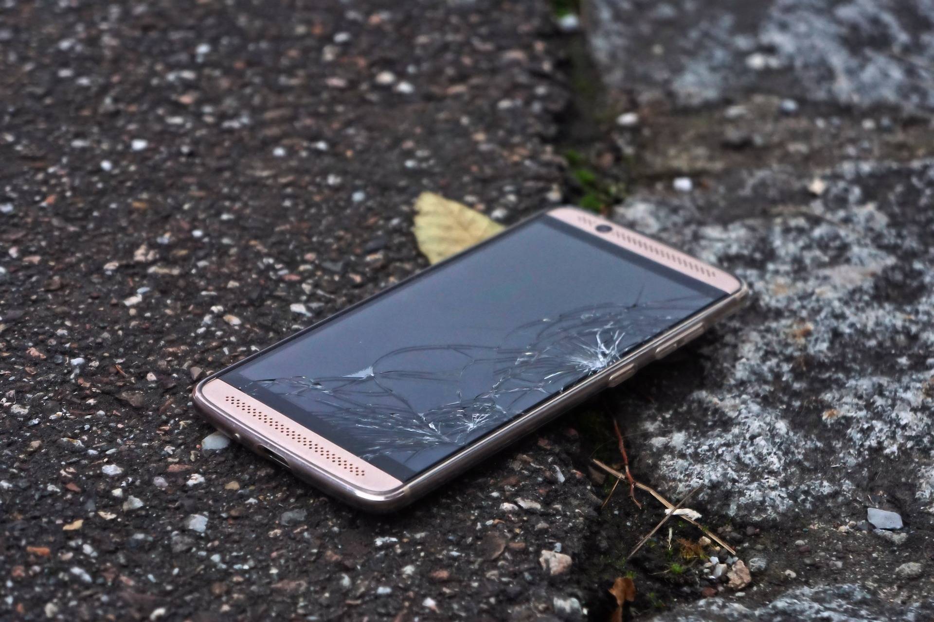 Em Chupinguaia, ladrão é flagrado pelo dono da casa invadida; na fuga, deixa cair o próprio celular e é identificado