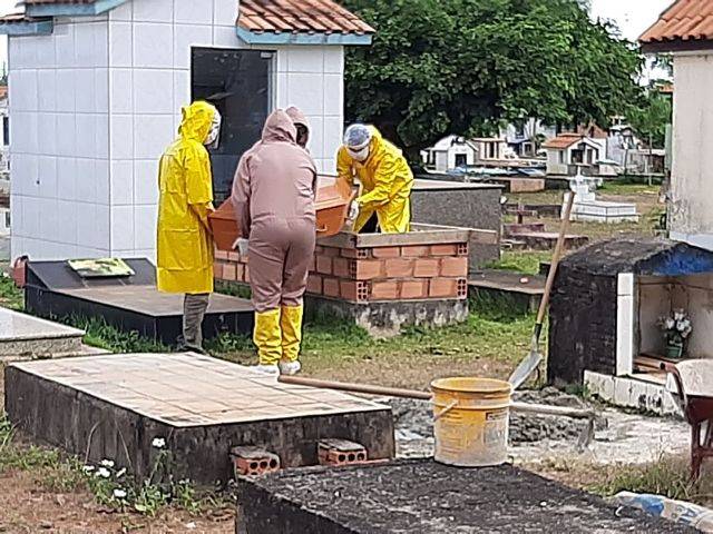 Sepultamento da segunda vítima de Covid-19 em Vilhena foi marcado por preocupação com proteção e live para a família