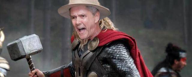 Empresário pioneiro vira meme nas redes sociais, após destruir mureta do DNIT a golpes de marreta em Vilhena