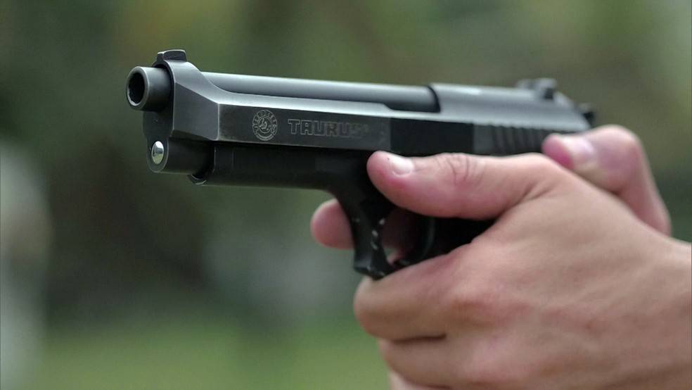 Bombeiro se irrita com “Corona Fest” e dispara arma de fogo; vizinhos ameaçam “cortar as barrigas” de militar e esposa