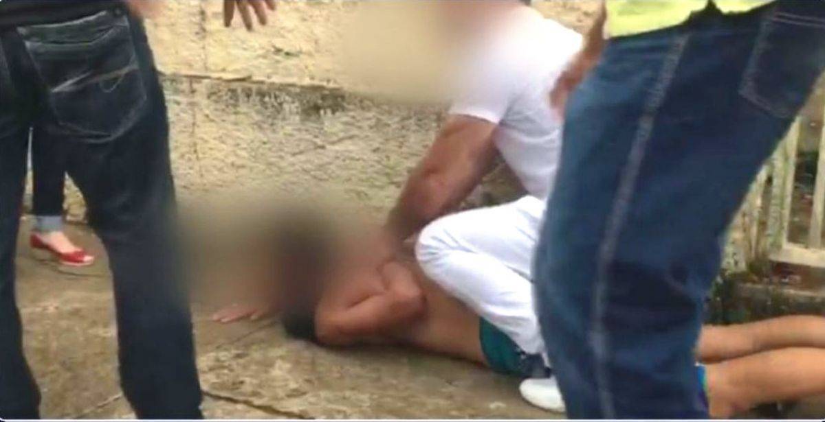 Após ter salão invadido, cabeleireiro persegue ladrão de 59 anos e o imobiliza até chegada da polícia
