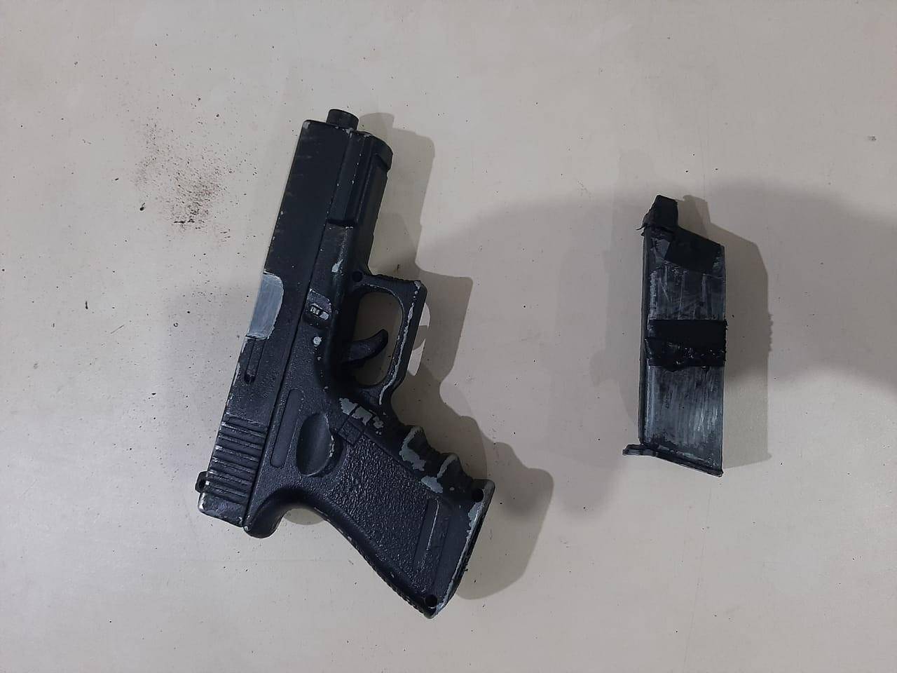 Rapaz de 18 anos é preso pela Polícia Militar e confessa que iria assaltar empresas no centro da cidade usando pistola de brinquedo