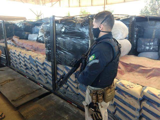 Agentes da PRF apreendem confecções escondidas em carga de cimento; mercadorias passando por Vilhena vinham de Goiás