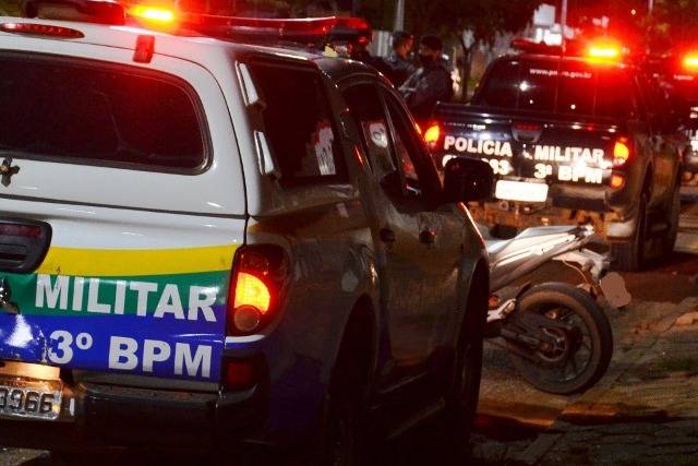 Mulher é assaltada com faca e polícia encontra bolsa dela em casa incendiada; um suspeito foi preso e outro fugiu