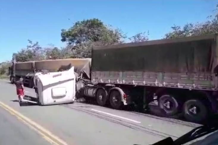 BR-364: acidente envolvendo três carretas nas proximidades do distrito de São Lourenço deixa feridos