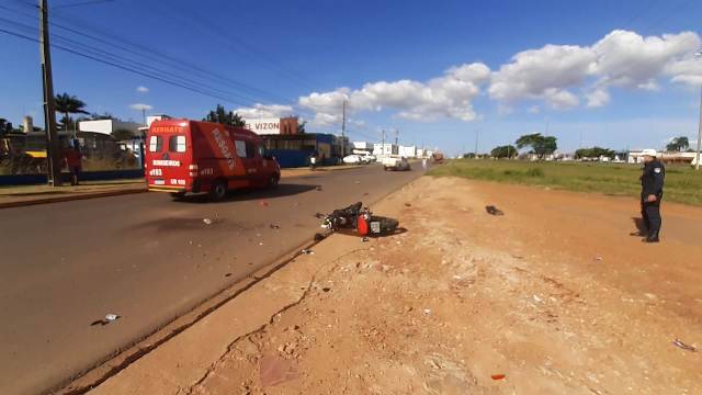 Em Vilhena, motociclista colide contra picape e é socorrido com suspeita de fraturas; homem foi levado para o Hospital Regional