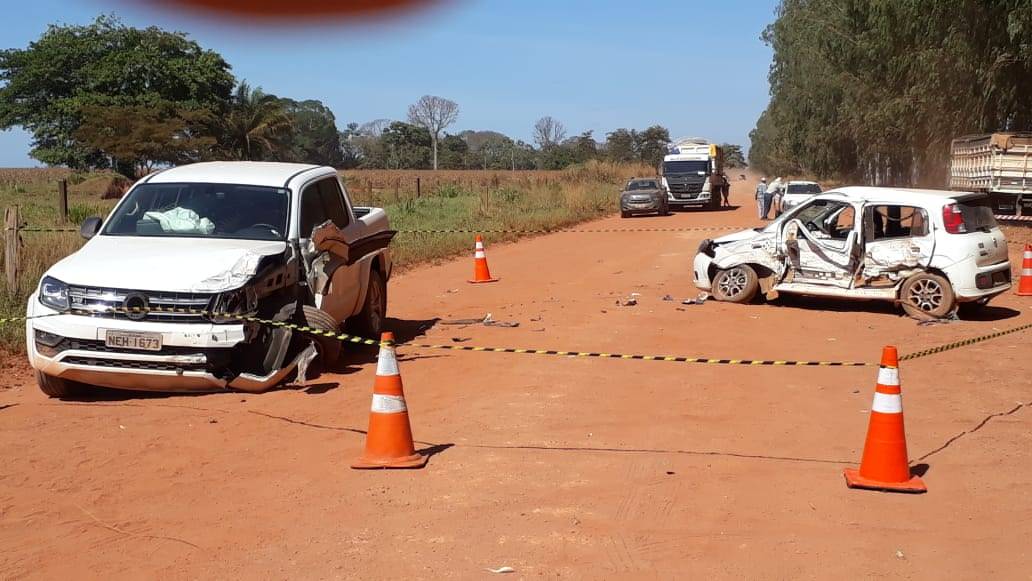 Carro derrapa em estrada de terra e se choca com caminhonete na área rural de Cerejeiras; há pelo menos um ferido grave