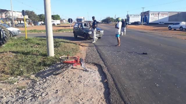 Ciclista é atingido por carro ao tentar cruzar a BR-174, em Vilhena; motorista fugiu a pé e vítima ficou em estado grave