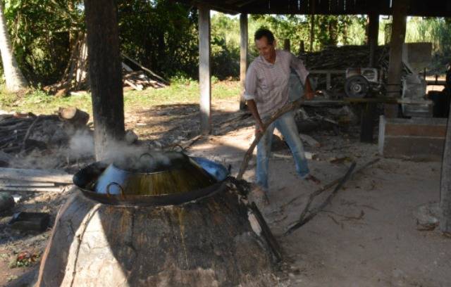 BOM EXEMPLO! Aos 70 anos, produtor continua trabalhando na fabricação de rapadura em Cerejeiras