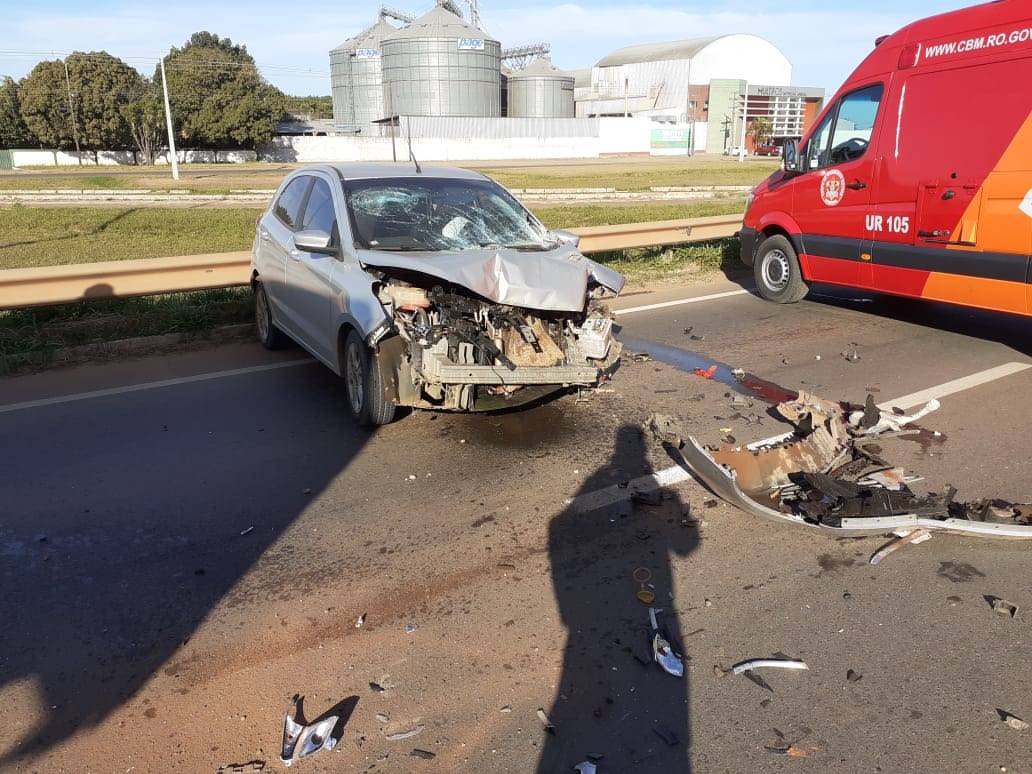 Carro de vereadora fica parcialmente destruído após bater na traseira de carreta em trecho urbano da BR 364, em Vilhena