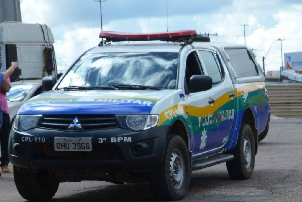 Dedurado por “cliente”, traficante tenta quebrar celular, cai durante fuga e acaba preso pela Polícia Militar