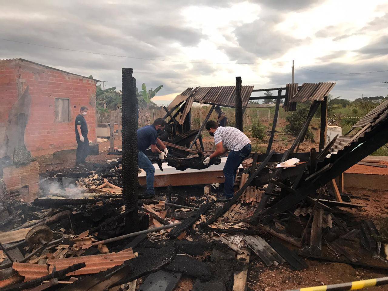 Homem de 53 anos morre carbonizado em residência no Setor de Chácaras Cooperfrutos