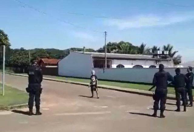 ASSISTA: em Cerejeiras, vídeo mostra momento em que policial dispara contra homem de 65 anos, surtado e armado com faca