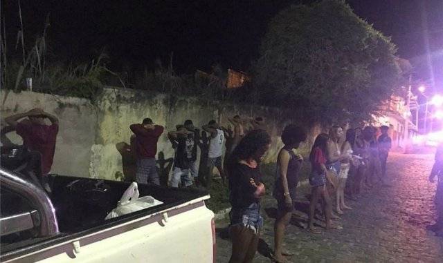 Em cidade vizinha, sete são presos participando de “Corona Fest”; mulher xingou e tentou agredir policiais