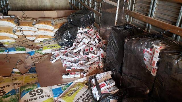 Caminhão com 90 mil maços de cigarros contrabandeados do Paraguai é apreendido pela PRF em rodovia do Cone Sul