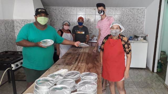 COLABOREM: vendendo marmitas a 2 reais, grupo de voluntários ajuda a alimentar famílias carentes durante a pandemia