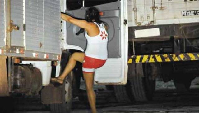 Caminhoneiro é assaltado por travestis armados com facas durante madrugada, em Vilhena