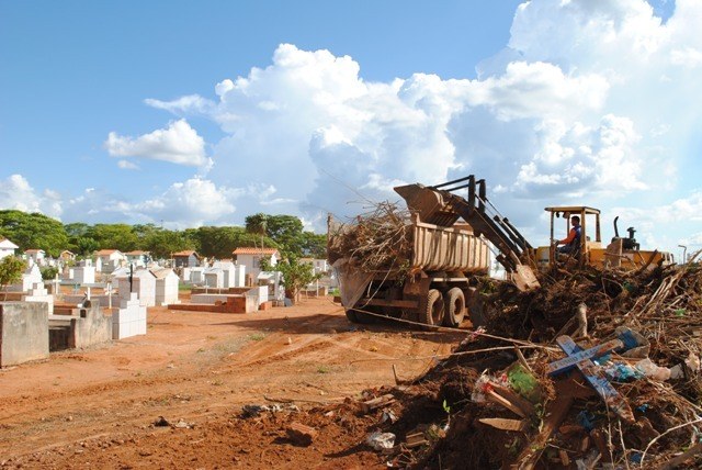 Idoso arranca dente de ouro em cadáver de esposa morta