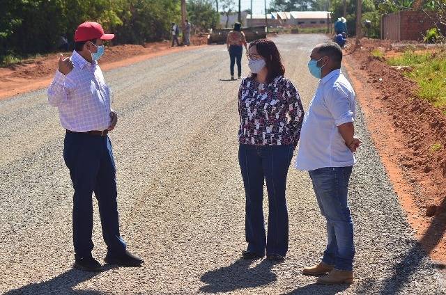 Prefeito inaugura mais um trecho de 5 km de asfalto no maior bairro de Vilhena e moradora comemora obra esperada há décadas