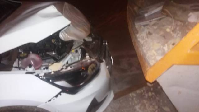 Carro bate em caçamba de entulho no centro da cidade e mulher tenta proteger marido mentindo para a polícia