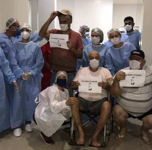 ASSISTA VÍDEO: cinco pacientes com a Covid-19 recebem alta e emocionam redes sociais; diretor de hospital destaca “máscara salvadora”