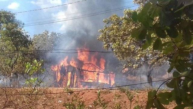 Incêndio criminoso destrói casas e madeira que seria usada na construção de igreja; polícia é acionada