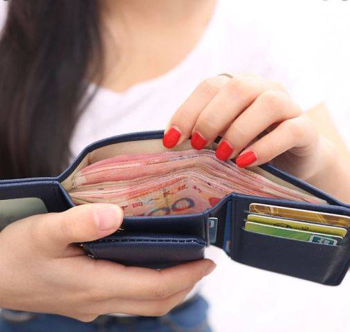Mulher encontra carteira com mais de R$ 600 e entrega para PM; gesto chama a atenção em cidade de “espertos”