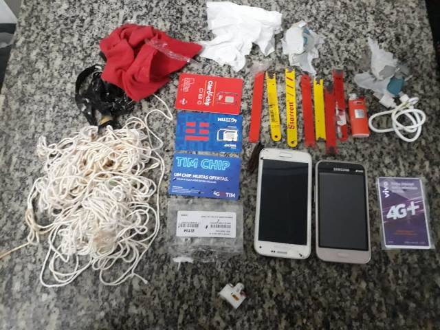 Policiais penais flagram homem jogando sacolas com serras e celulares para detentos em presídio de Vilhena