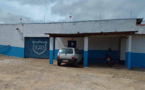 Alegando queda, homem suspeito de assassinar casal de idosos em Colorado recebe atendimento médico