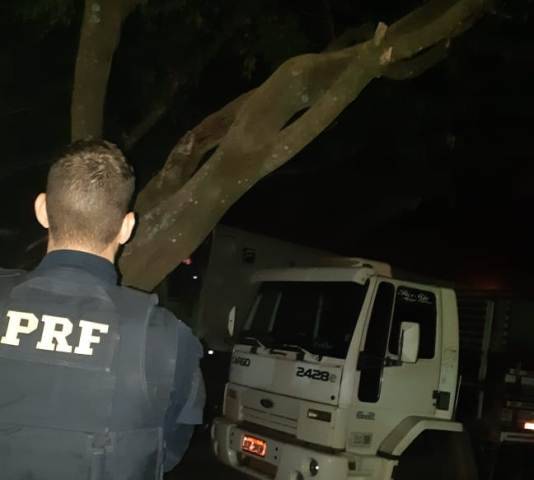Agentes da Polícia Rodoviária Federal salvam homem que tentava se matar diante da esposa grávida em posto de combustíveis