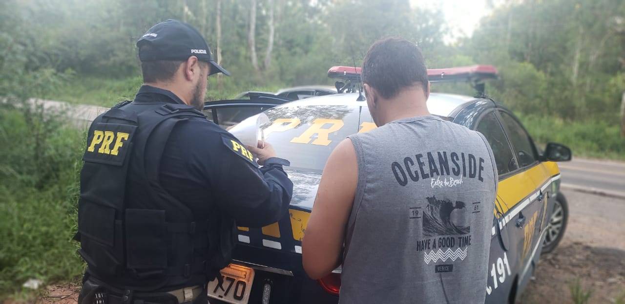 PRF apreende 18 munições calibre 28 em carro de homem que dirigia embriagado pela BR-364