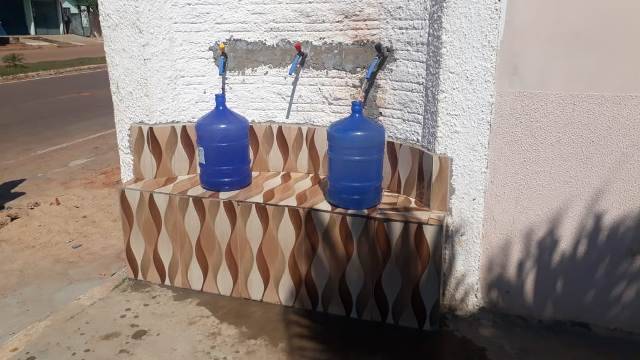 Vereador constrói suporte com torneiras para população pegar água de poço artesiano na Câmara de Cerejeiras