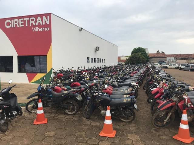 Homem aciona a polícia após quitar débitos e não conseguir retirar moto apreendida do pátio da Ciretran