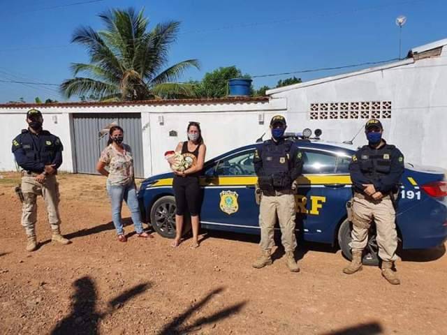 Em cidade de Rondônia, grávida entra em trabalho de parto na BR, é assistida por PRFs e criança nasce em segurança