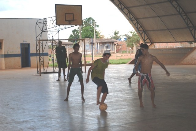 Escola municipal libera quadra para comunidade praticar esportes
